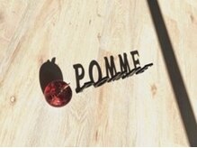 ポム(pomme)の雰囲気（リンゴという意味のpomme。リンゴのオブジェがたくさん♪）