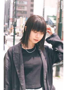 シカ(sica) 黒髪ベースのぱつっとボブ