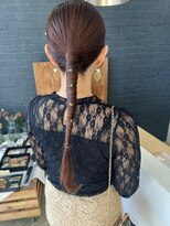 ニド(2do)&nbsp;タイトなポニーヘアアレンジ