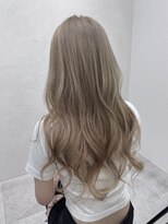 ジゼル(gisele) ミディアムロング×ハイトーン×白髪ぼかし×20～50代