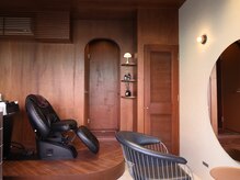 ヌーク(NUUK)の雰囲気(業界最高峰YUMEシャンプー台と落ち着いたモダンな店内)