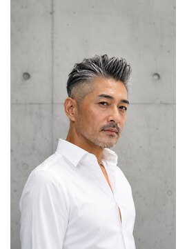 ラムデリカ(LUMDERICA) フロントに白髪のピークを作り、後方へ向かって黒髪比率を上げる