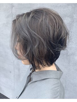 フォーム(FORM) 3Dブルーグレージュショート