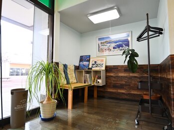わかば理容室 松が谷店の写真/DIYのこだわりが詰まった店内で気軽に通えるのが魅力。相談しやすい気さくなオーナーなので初めての方も◎