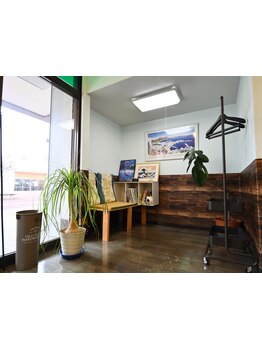 DIYのこだわりが詰まった店内で気軽に通えるのが魅力。相談しやすい気さくなオーナーなので初めての方も◎