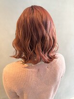 エスケープ トゥ ボナ(ESCAPE to bona.)&nbsp;柔らかウェーブで可愛らしさと女性らしさ◎コーラルピンク