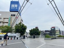 広場を直進し、湘南ゼミナールが見える、喫煙所の横の通路を進みます