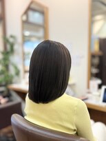 ヘアー グリーン(hair green) サラツヤ髪で落ち着きと大人っぽさを演出ミディアムボブスタイル