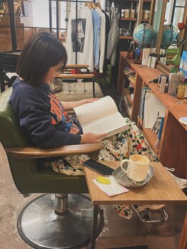 ピエスデシュブー(piece des cheveux)の写真/【県庁近く】県庁前の芝生隣、青色の外観。カフェ併設です、ゆっくりお過ごしください