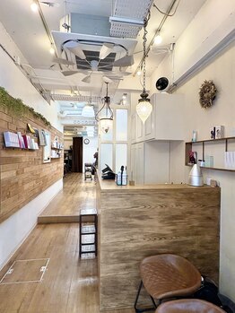 ココチヘアーサロンの写真/陽が入り気持ちが良い店内で、初めての方でも緊張せずに美しさを磨く癒やしのひとときを♪