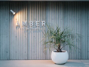 アンバー(AMBER)の写真/白×グレーを基調とした大人女性のための上質サロン。お洒落な店内で贅沢な時間をお過ごしください♪