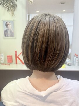 アトリーチェタ 田富店(ATTRICE) パラパラブリーチ/前下がり/ボブ/ベージュ/グレージュ/ブリーチ