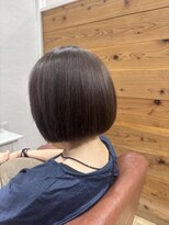 リーク(LEEK)&nbsp;グレージュ×ミニボブで、艶やかにまとまる大人スタイル