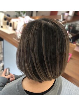 グロウアップバイトゥエンティーフォー 忠岡(glow up by24) 上品ハイライトの前下がりボブ