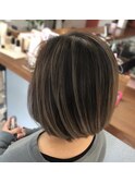 上品ハイライトの前下がりボブ