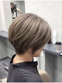 白髪を活かす上品ショートヘア