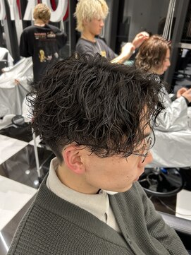 オーシャントーキョー(OCEAN TOKYO) スパイラルセンターパート(刈り上げツーブロック黒髪パーマ)