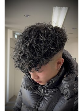 ストゥー(StueW.) スペインカール × スキンフェード