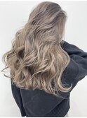 ベージュ