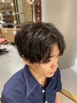 ウノプリールヴァモス(unopulir Vamos)&nbsp;ニュアンスセンターパートパーマナチュラルヘアメンズ前下り