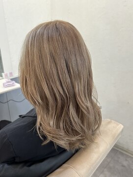 トッカ ヘアアンドトリートメント 難波店 セミロングのミルクティベージュが可愛い