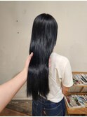 ロングヘアのネイビーカラー