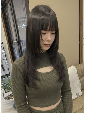 重めバング×顔周りレイヤーの韓国風セミロング