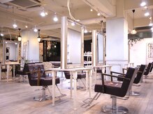 ラファンジュ ヘアー(Rohange hair)の雰囲気（木目調のアットホームな癒し空間。店内にはアンティークな小物も）