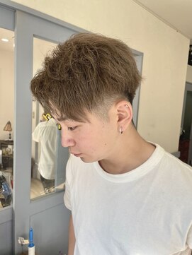 アイリス トーキョー(IRIS Tokyo) グレージュカラーのメンズスタイル