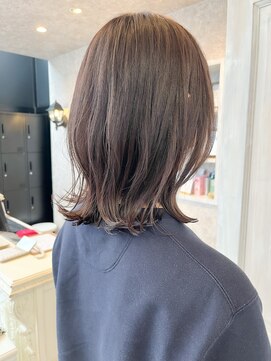 キャアリー(Caary) 福山人気アッシュグレージュカラー切りっぱなしミディアム外ハネ