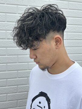 ヒュイル バイ ニアウ(Hwyl by Niau) メンズスペインカールスパイラルパーマニュアンスパーマフェード