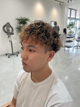 エミュ(emu.) 「動きとボリュームで魅せる！メンズプードルパーマ」