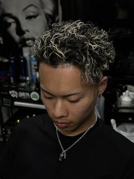 BARBER MAKI【バーバー　マキ】の写真/「朝のセットが秒で決まる」最強のメンズパーマ。男の色気と渋さを引き出す、大人の秘密基地スタイル。