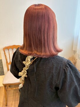 アモレット(amoretto) ピンクベージュ 顔周りレイヤー 20代 ブリーチ 外ハネボブ