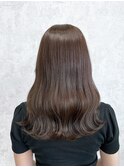 明るめアッシュベージュカラー×ゆるふわウェーブ