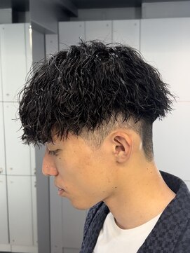 フィフス トウキョウ (fifth TOKYO) メンズマッシュウルフセンターパート波巻きパーマメンズカット