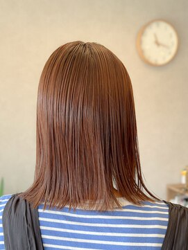 エホン(ehon) 自然に落ちるツヤボブは秋の優しさベージュカラーと相性good