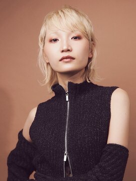 ピークアブー 銀座中央通り(PEEK-A-BOO) エッジの効いたブロンドショートウルフ