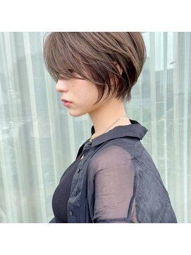 アンド ストーリーズ(&STORIES) 前髪あり耳掛け丸みくびれショートボブ20代30代40代50代(蘭)