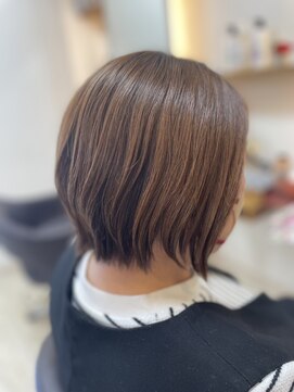 サロン ド アベニュー 前下がりショートボブ