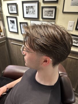 バレス 田町(BALES) センター分けテーパーフェード