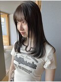 透け感たっぷりの暗髪とレイヤーのスタイル