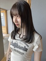 ドゥフト(duft.)&nbsp;透け感たっぷりの暗髪とレイヤーのスタイル