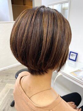 ビューティー シャレンド 透明感ベージュカラー×大人かわいい前下がりショート