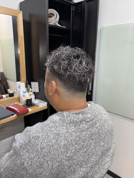 ログスラッシュ(LOG/) whiteメッシュ×立ち上げパーマ