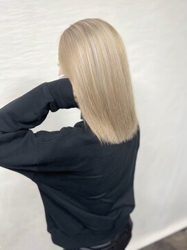 テイス 新宿(TACE) ホワイトベージュ[ネビージュ/黒髪/小顔/新宿]