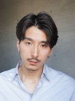 男らしさ溢れる緩めのニュアンスパーマのセンターパート