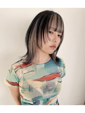 サクラ オモテサンドウ(SAKURA) ウルフカット インナーカラーグレー　コントラストカラー