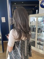 コワファースト 大分(COIFF1RST) グレージュカラーのセミロングスタイル