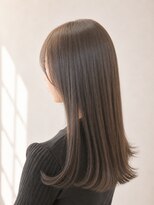 ココロ。&nbsp;ロング/重めなストレート/ベージュ/切りっぱなし